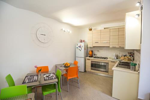 uma cozinha com uma mesa e cadeiras e um frigorífico em B&B Acquachiara em Roccella Ionica