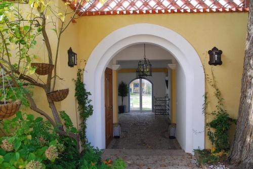 an entrance to a house with an archway at Quinta de Coalhos TH in Abrantes