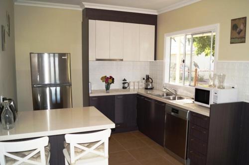 A cozinha ou kitchenette de Eagle's View Cottage - Yarra Valley