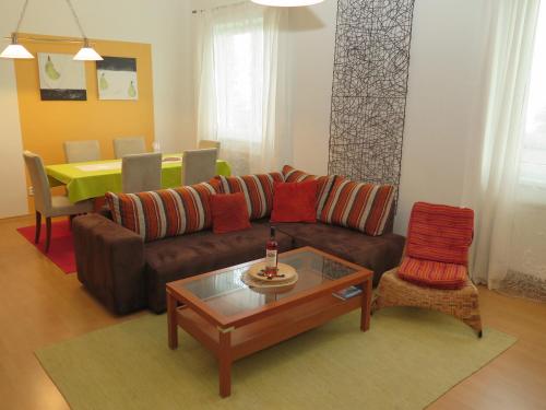 a living room with a couch and a table at Apartmán Penzák in Vysoké Tatry
