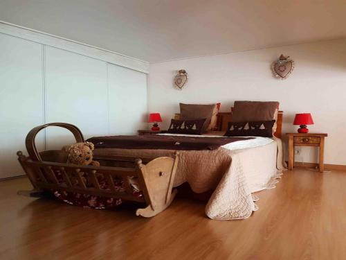 - une chambre dotée d'un grand lit avec un ours en peluche dans l'établissement Gite74, Gite du MontBlanc, GLMB, à Saint-Gervais-les-Bains