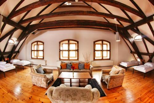 ein großes Wohnzimmer mit Sofas und einem Tisch in der Unterkunft Hostel HOMEr - Old Town Square in Prag