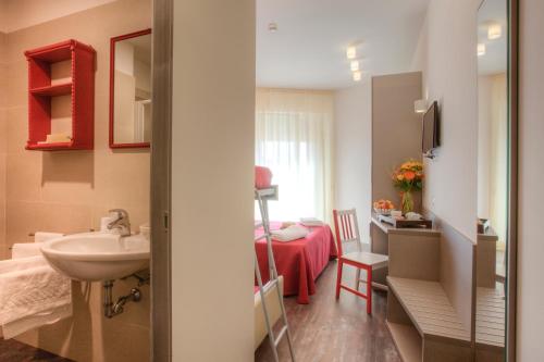 Postel nebo postele na pokoji v ubytování Hotel 2000