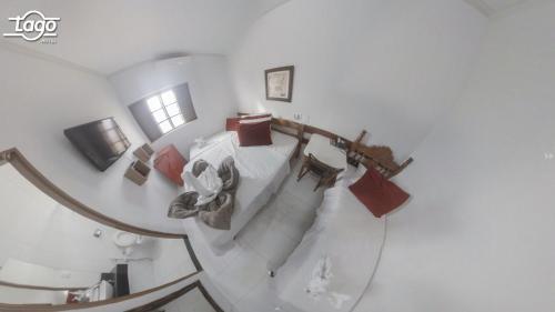 Cette chambre dispose d'un escalier en colimaçon avec une table et des chaises. dans l'établissement Hotel Do Lago, à Guaíra