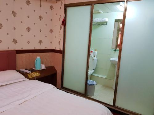 Una cama o camas en una habitación de Astronaut's Hotel