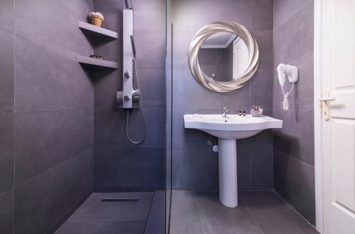Koupelna v ubytování Alkion Hotel