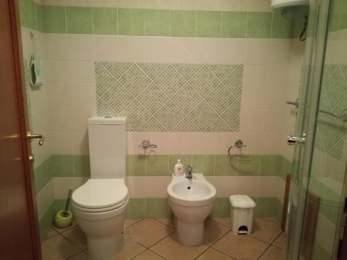 uma casa de banho com um WC e um lavatório em Casa Signorile em Càbras