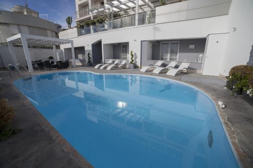 una gran piscina azul frente a un edificio en Residence del sole Manfredonia, en Manfredonia