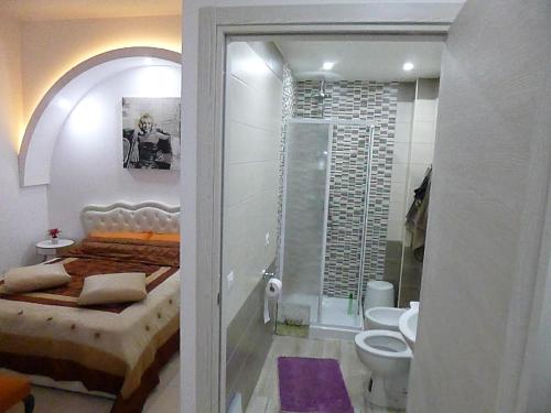 ein Schlafzimmer mit einem Bett, einer Dusche und einem WC in der Unterkunft Siberia Rooms in Verona