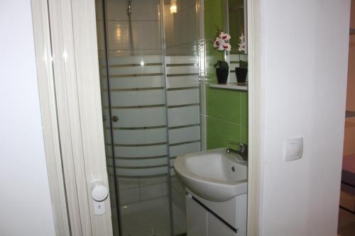 Koupelna v ubytování Aaron Studios Apartments