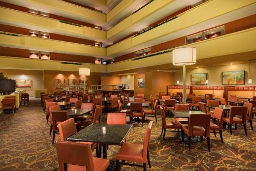 a dining room filled with tables and chairs at University Plaza Hotel in Springfield