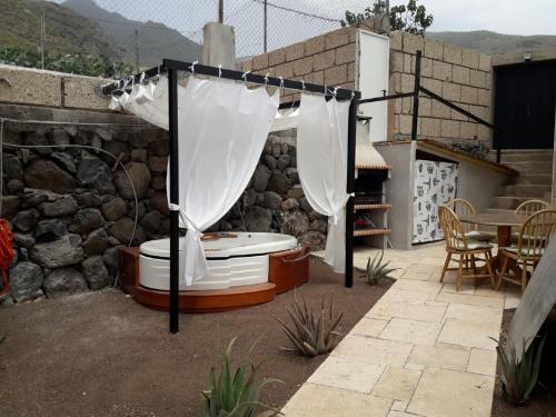 a garden with a shower and a toilet in a yard at VILLA Atlantico Views in Candelaria