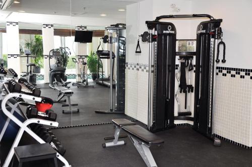 un gimnasio con varias cintas de correr y máquinas de ejercicio en Hotel Eldorado at Eldorado Resort, en Kelowna