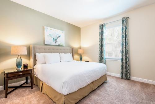 En eller flere senger på et rom på Vibrant Home by Rentyl Near Disney with Private Pool, Themed Room & Resort Amenities - 401N