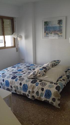 バレンシアにあるAPARTAMENTO CENTRO RUZAFA WiFi PARKINGのベッドルーム1室(掛け布団、枕付)