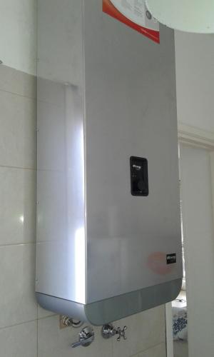 une paroi métallique dans une salle de bains avec deux robinets dans l'établissement Ambiente y Medio, à Mar del Plata