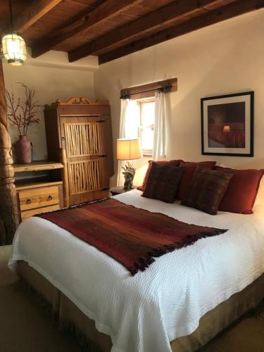 Ένα ή περισσότερα κρεβάτια σε δωμάτιο στο Old Taos Guesthouse B&B