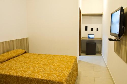 Televisyen dan/atau pusat hiburan di Eden Park Hotel