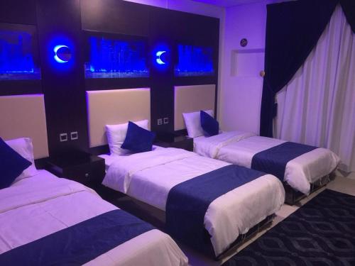 Кровать или кровати в номере Holiday Furnished Units