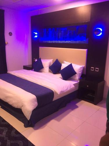 Кровать или кровати в номере Holiday Furnished Units