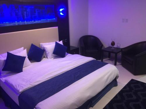 Кровать или кровати в номере Holiday Furnished Units