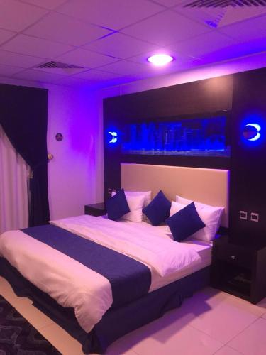 Кровать или кровати в номере Holiday Furnished Units