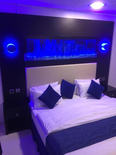 Кровать или кровати в номере Holiday Furnished Units