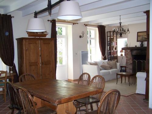 une salle à manger et un salon avec une table et des chaises dans l'établissement Villa Boréas, à Wissant