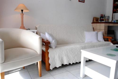 - un salon avec un canapé et deux chaises dans l'établissement Corona 204 Apartments Casasol, à Nerja