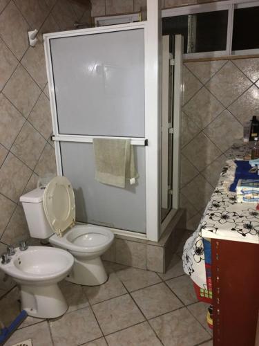a bathroom with a toilet and a shower at Casa Graciela in Federación