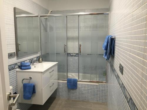 マスパロマスにあるChic & Viewのバスルーム(シャワー、シンク、鏡付)