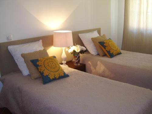 Кровать или кровати в номере Praia D'El Rey Luxury Apartment