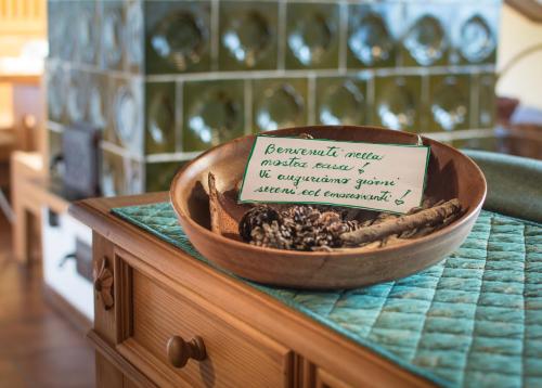 a bowl of nuts sitting on a counter with a sign at Attico Abbraccio di Luce in Spiazzo