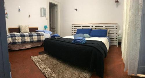 トリノにあるA 2 passi da Palazzo Realeのベッドルーム1室(青い枕のベッド2台付)