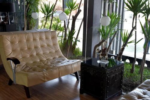 a living room with a couch and a table at Hotel Gameiro in Entroncamento