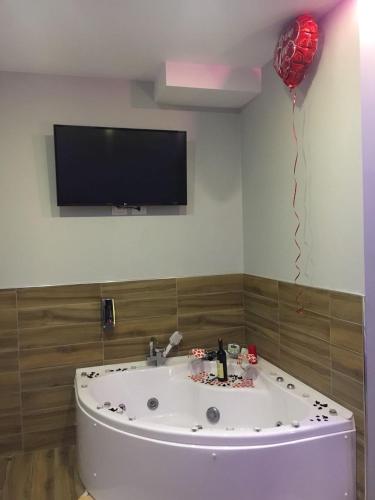 Hotel Goldenにあるテレビまたはエンターテインメントセンター