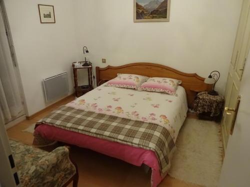 Un dormitorio con una cama con almohadas rosas. en Klipfel Little Venice, en Colmar