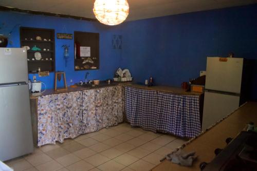 Dapur atau dapur kecil di Luminosa Montezuma Hostel