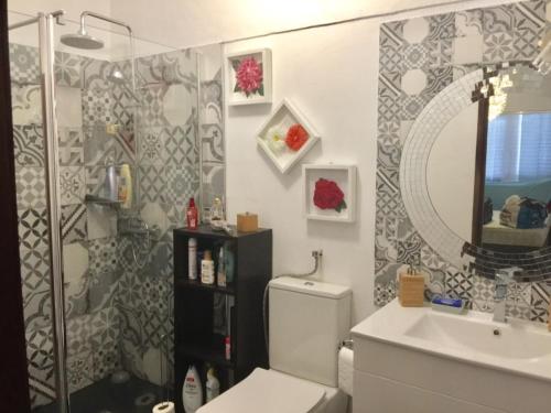 a bathroom with a shower and a toilet and a sink at ColinaSol Vale Centeanes Appartement vue mer in Carvoeiro
