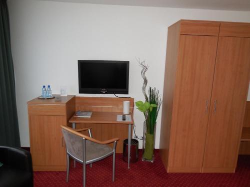 Una televisión o centro de entretenimiento en Hotel Sechzehn