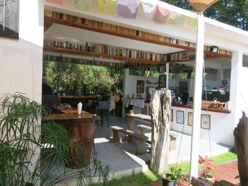 ツリー ルーツ リトリートにあるレストランまたは飲食店