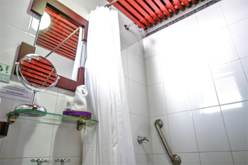 Bilik mandi di Hotel Colonial San Agustin