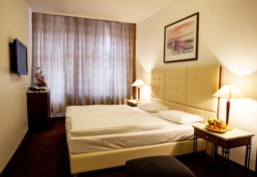 a hotel room with a bed and a window at Hotel Prens Berlin in Berlin