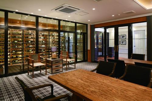 - une salle de dégustation de vin avec une table et des chaises dans l'établissement Villa the Club Karuizawa, à Naganohara