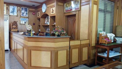 Kuchyň nebo kuchyňský kout v ubytování ทรัพย์มุกดา แกรนด์ โฮเทล Submukda Grand Hotel