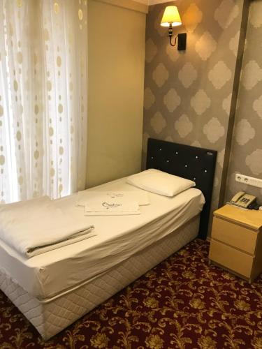Ένα ή περισσότερα κρεβάτια σε δωμάτιο στο Sakran Hotel