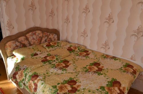 トヴェリにあるApartment on Tverskaya Ploschadのベッドルーム1室(花柄のベッドカバー付)
