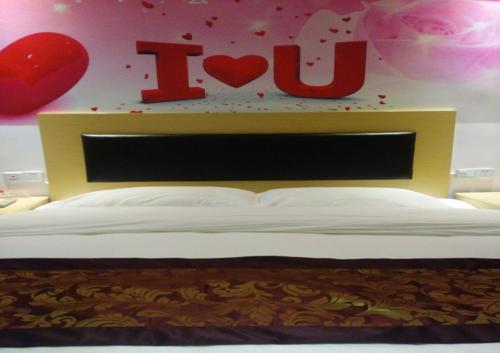 Un letto con un cartello che dice che amo di JUNYI Hotel Jiangxi Ganzhou South Gate Square Wenqing Road a Ganzhou