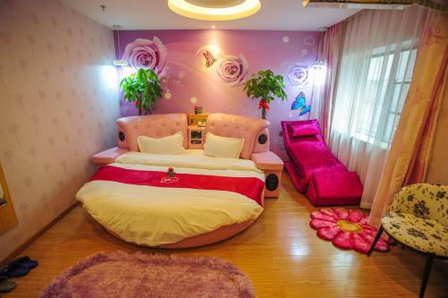 - une chambre avec un grand lit et un canapé dans l'établissement Thank Inn Chain Hotel Hunan Changsha Furong District Railway Station, à Changsha