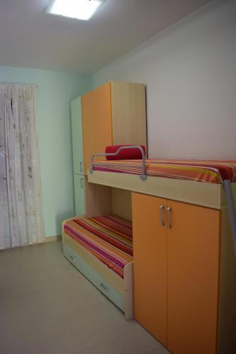 アヴォラにあるVespri Sicilianiの二段ベッドとキャビネット付きの客室です。